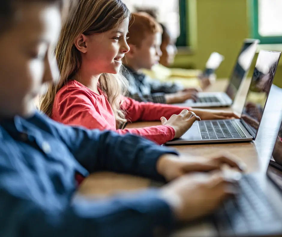 Folkeskoleelever ved computer