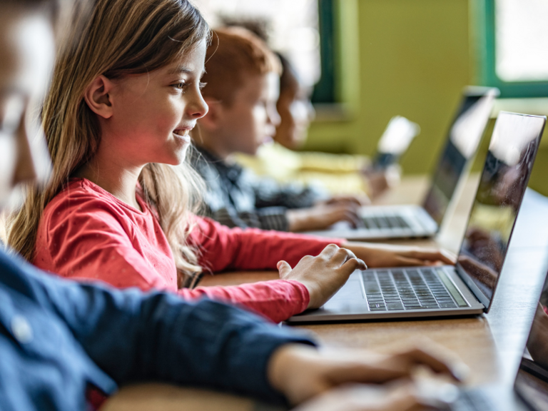 Folkeskoleelever ved computer